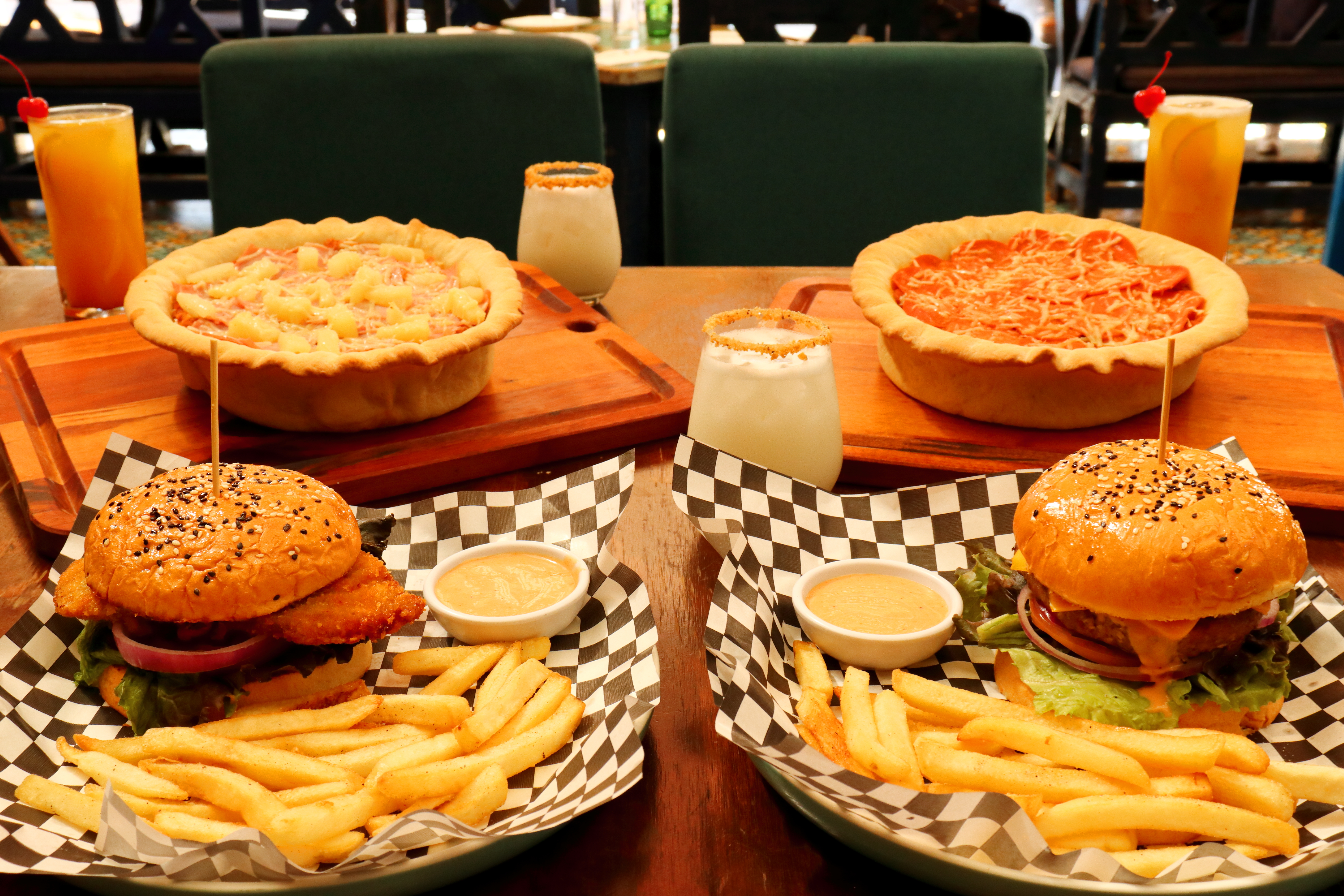 Domingo: Hamburguesas y Pizza estilo Chicago 2x1